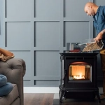 poêle à pellets diffusant une chaleur confortable dans un salon moderne